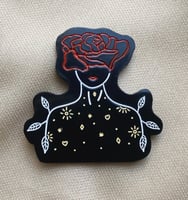 دبوس شبيهك بدر التمّ بل أنت أنورُ