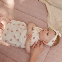 طقم بناتي من فستان بكشكشة وربطة رأس بطبعة فراولة و...