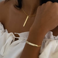 طقم أنيق مكون من قطعتين باللون الذهبي (SET888) .