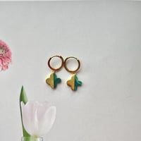 حلق ورد أنيق اللون ذهبي (E329) .