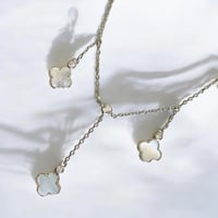 سلسلة ورد أنيقة باللون الفضي (N414) .