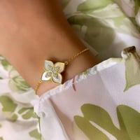 أسورة أنيقة اللون ذهبي (B675) .