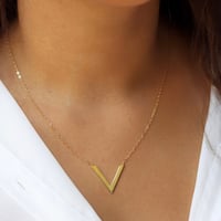 سلسلة أنيقة باللون الذهبي (N731) .