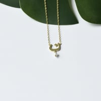 سلسلة تصميم بحرف باللؤلؤ . (N972)