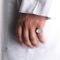 خاتم أنيق رجالي اللون فضي-أبيض (KR9) .