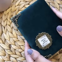مصحف مغلف بالمخمل ومزين بأكسسوار (قرآن)