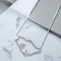 سلسلة تصميم خريطة المملكة زجاج / فضي .(N801)