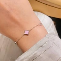 أسورة أنيقة باللون الفضي (B731) .