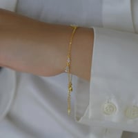 أسورة أنيقة باللون الذهبي (B751) .