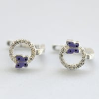 حلق الفراشة الأنيق اللون فضي-بنفسجي (E913) .