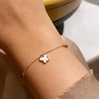 أسورة فراشة أنيقة باللون الذهبي (B441).