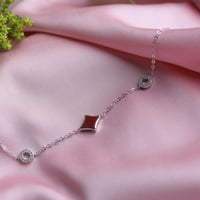 أسورة أنيقة باللون الفضي (B731) .