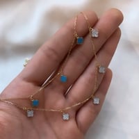 سلسلة ورد أنيقة باللون الذهبي (N484) .