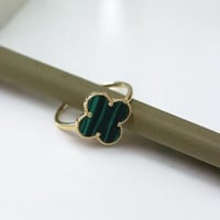 خاتم ورد أنيق اللون ذهبي-أخضر (R196) .