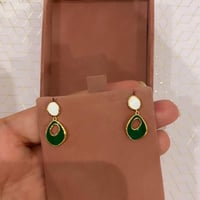 حلق أنيق اللون ذهبي-أخضر (E284) .