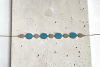 أسورة أنيقة باللون الذهبي (B490) .