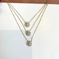 سلسلة أنيقة باللون الذهبي (N233) .