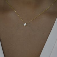 سلسلة ورد أنيقة باللون الذهبي (N851) .