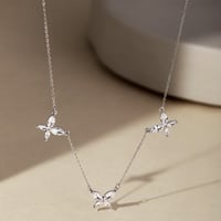 سلسلة الفراشات الأنيقة باللون الفضي (N824) .