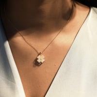 سلسلة ورد أنيقة اللون ذهبي (N828) .