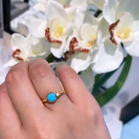 خاتم أنيق اللون ذهبي (R239) .