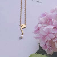 سلسلة تصميم بحرف باللؤلؤ . (N972)