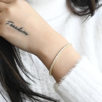 أساور التنس الأنيقة باللون الذهبي (B705) .