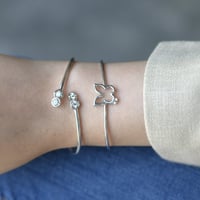 أسورة فراشة أنيقة باللون الفضي (B96) .