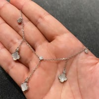 سلسلة ورد أنيقة باللون الفضي (N414) .