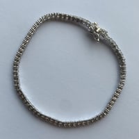 أسورة تنس كبيرة باللون الفضي (B633) .