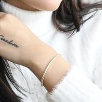 أساور التنس الأنيقة باللون الذهبي (B705) .