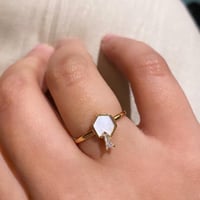 خاتم أنيق اللون ذهبي (R142) .