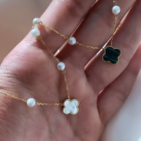 سلسلة ورد أنيقة باللون الذهبي-الأبيض (N448) .