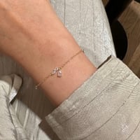 أسورة أنيقة باللون الذهبي (B751) .