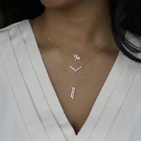 سلسلة أنيقة باللون الذهبي (N827) .