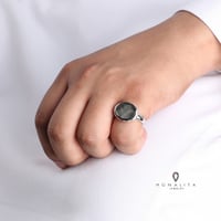 خاتم أنيق رجالي اللون فضي-صدفي مموج (KR2).