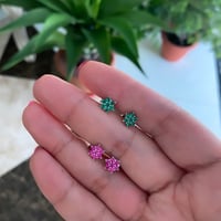 حلق ورد أنيق اللون فضي-أخضر (E476) .