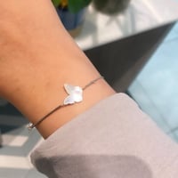 أسورة فراشة أنيقة باللون الفضي (B702) .