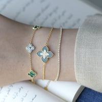 أسورة ورد أنيقة باللون الذهبي (B599) .