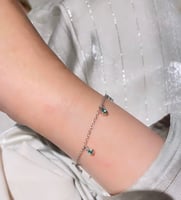 أسورة ورد أنيقة باللون الفضي (B739).