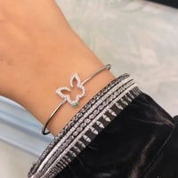 أسورة الفراشة الأنيقة باللون الفضي (B747).