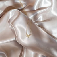 سلسلة فراشة أنيقة باللون الذهبي (N722) .