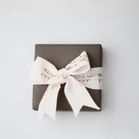 زيدي هديتك أناقة ومحبة...تغليف بني بشريطة وردية(C2...