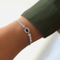 أسورة أنيقة باللون الفضي (B729).