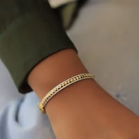 أسورة أنيقة باللون الذهبي (B825) .