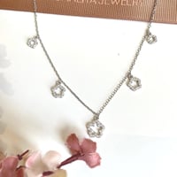 سلسلة ورد أنيقة باللون الفضي (N418).