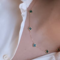 سلسلة ورد أنيقة باللون الذهبي (N494) .