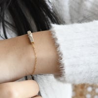 أسورة أنيقة باللون / ذهبي . (B980)