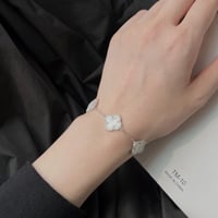 أسورة الورد الأنيقة باللون / الفضي .(B1007)