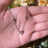 سلسلة القلب الأنيقة باللون الفضي-الوردي (N509) .